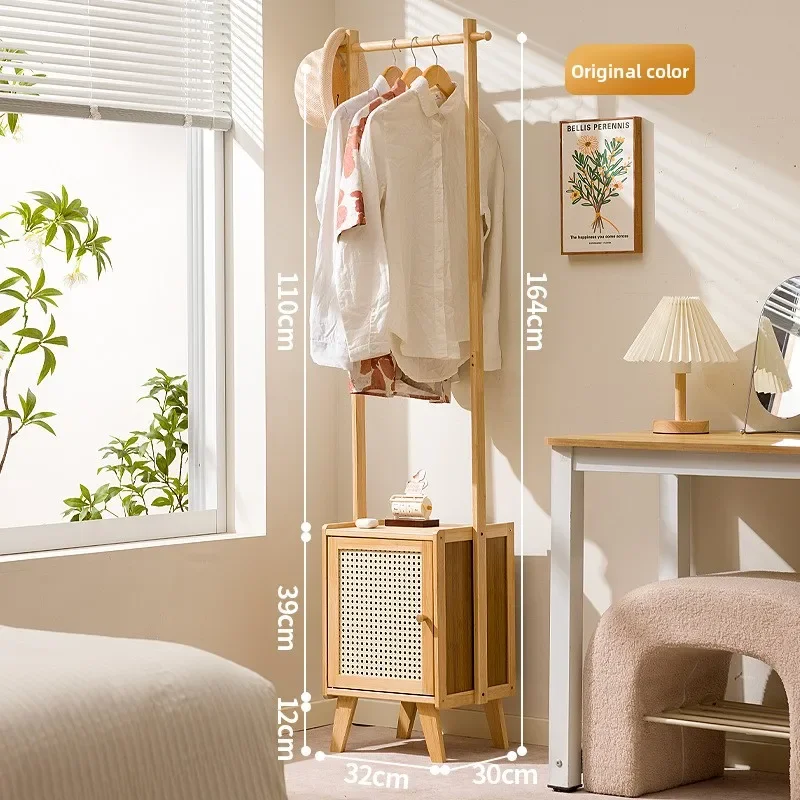 

Прикроватная тумбочка для небольшой квартиры с выдвижными ящиками, напольная, из массива дерева, со встроенной вешалкой, домашняя вешалка для одежды с прикроватной тумбочкой.