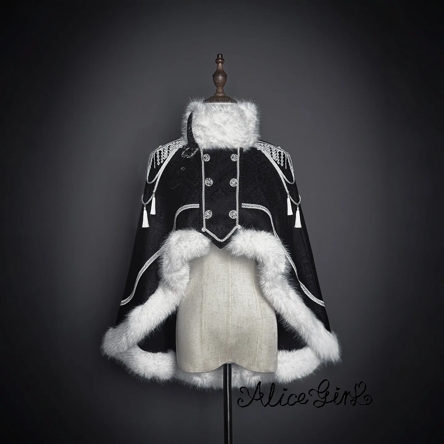 

Dawnbreaker - Военный плащ-накидка JSK в стиле Лолита с ромбовидным подолом от Alice Girl. ПРЕДЗАКАЗ / 5 месяцев ожидание