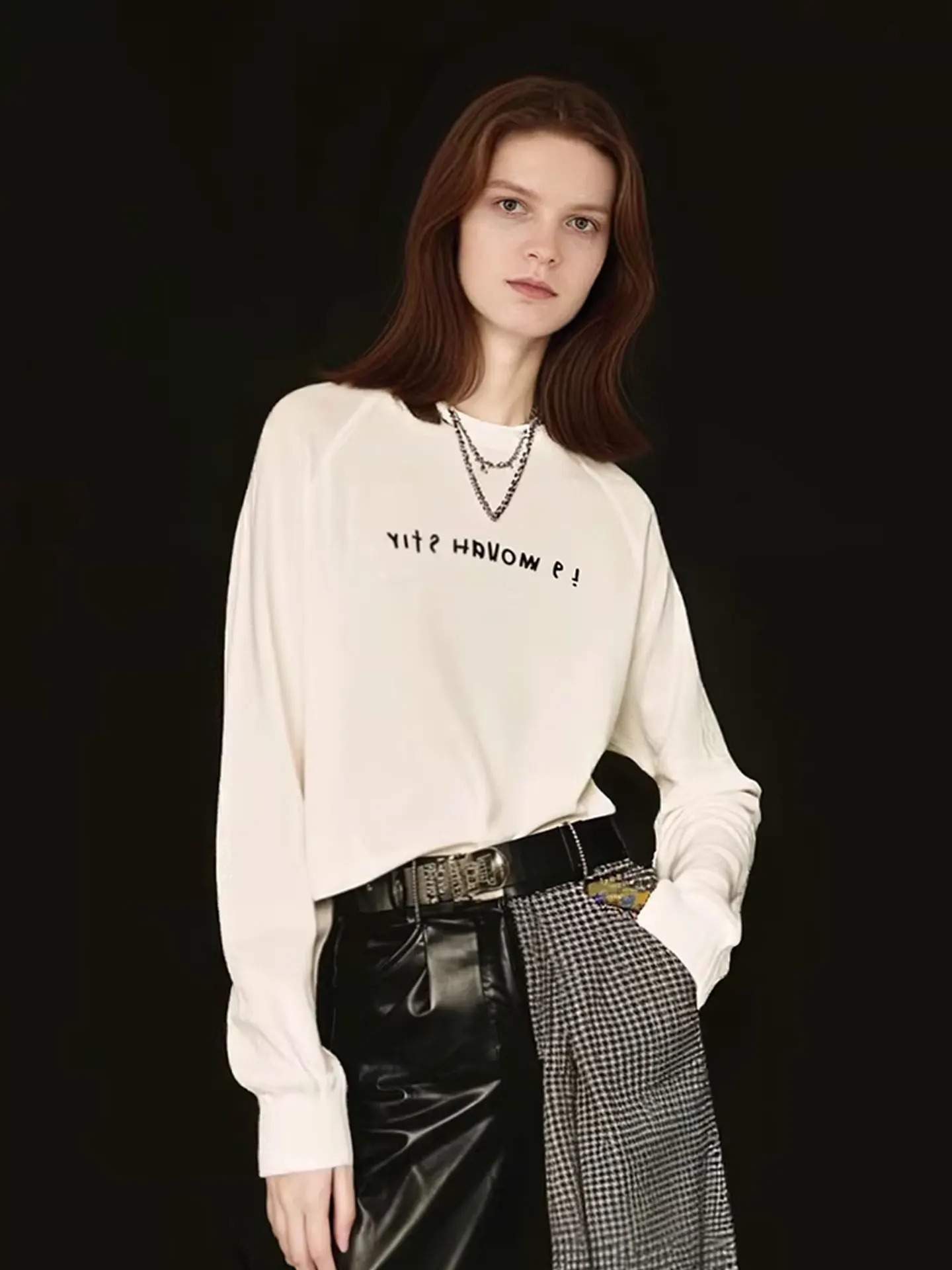 

Casual Versatile Long Sve round Ne T-irt European High End Brand Letter Print Base irt Top for Spring Commute Korean...