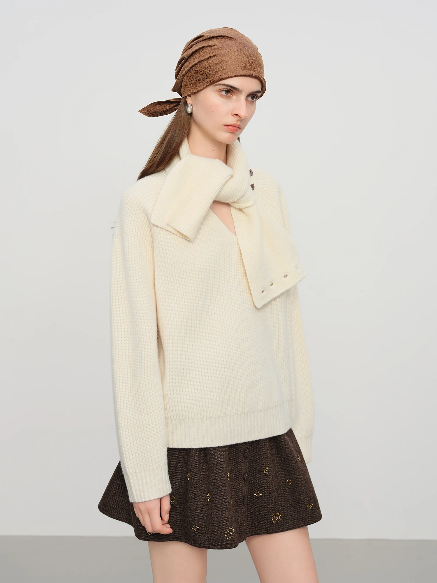 FSLE【Premium Series】เสื้อสเวตเตอร์ถักคอวีสำหรับผู้หญิง คอลเลคชั่นฤดูหนาว 2025 ดีไซน์ผ้าพันคอ - ทรงหลวมใส่สบาย สัมผัสนุ่ม