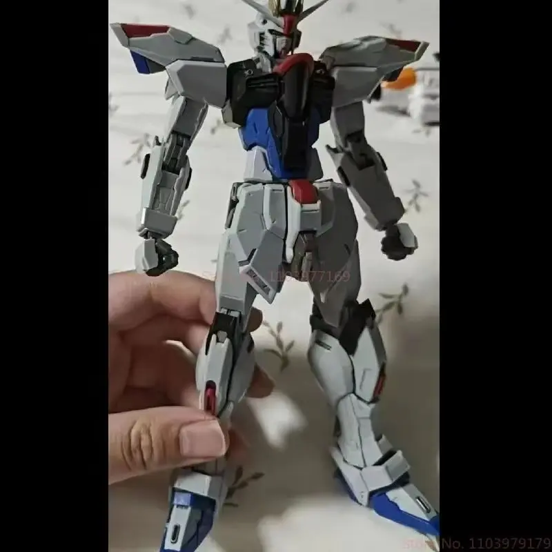 SV Model MB1/100 Freedom Assemble Action Figure - Gedeeltelijk voorgecoate plastic modelkit voor verzamelaars Bureaudecoratie Speelgoedcadeau