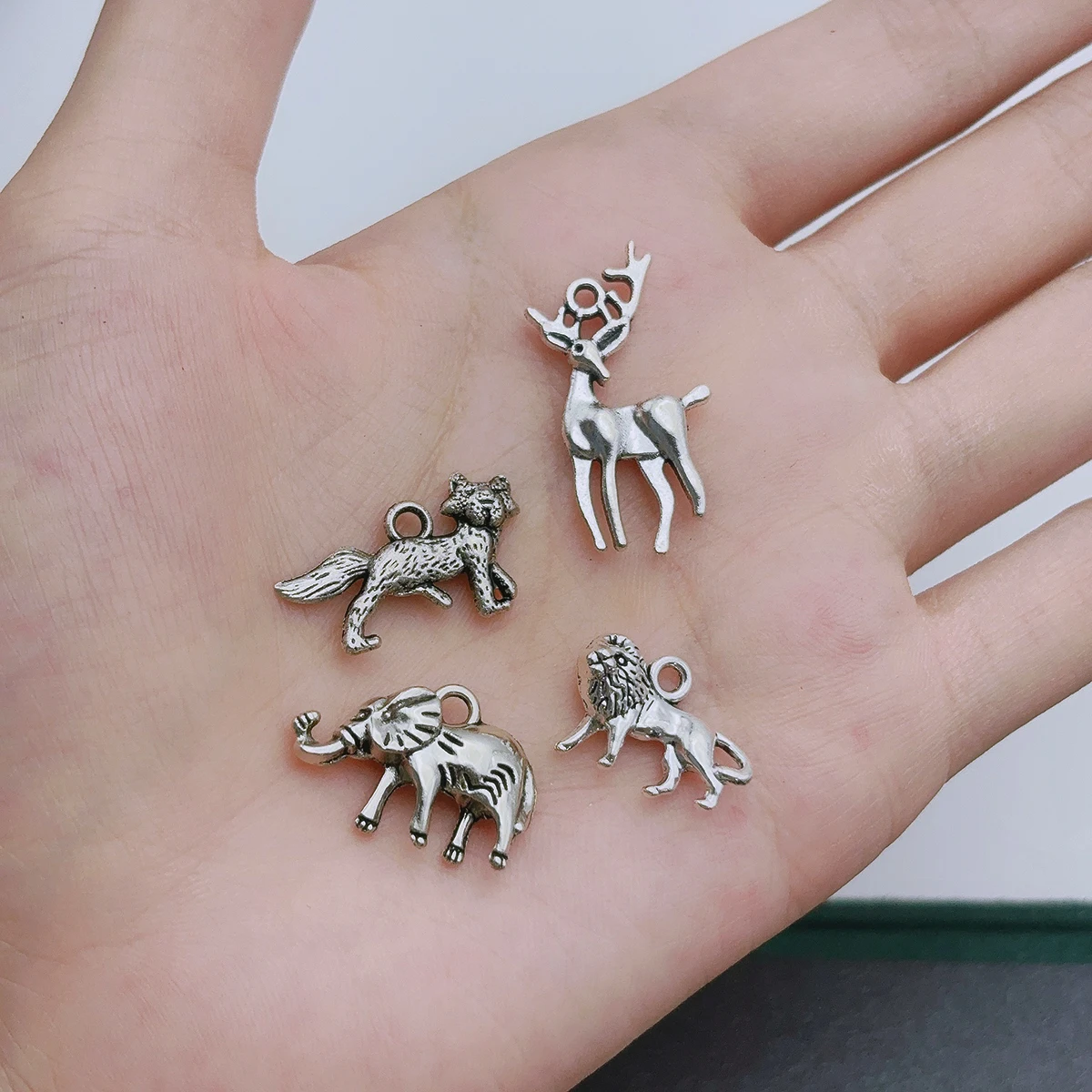 16-Piece Set of Vintage-Style Accessories, Featuring Deer Antlers, Elephants, Lions, and Foxes as Pendants, Suitable for DIY Bracelets, Necklaces, Earrings, and Hanging Ornaments, Handmade Weaving Materials