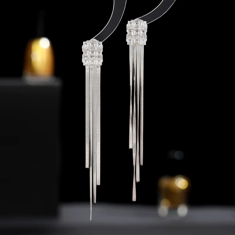 

Дизайнерские серьги Silver Needle s925, сказочный стиль, коррекция круглого лица, утягивающее лицо, длинные металлические серьги с кисточками