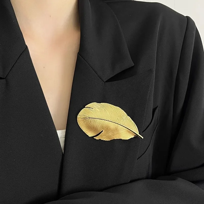 Broche con forma de hoja y pluma, con baño de oro y plata, estilo vintage, con motivos de hojas de árbol naturales, diseño minimalista, ideal para complementar trajes y abrigos, accesorio de joyería para mujer.