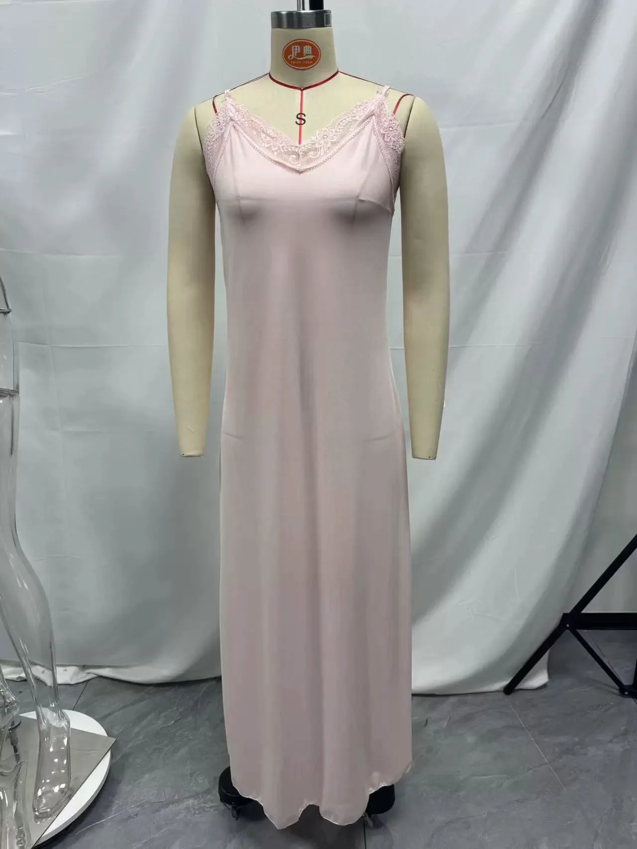 2025, lente/zomer sexy nachtjapon met spaghettibandjes, effen kleur, lange kanten jurk