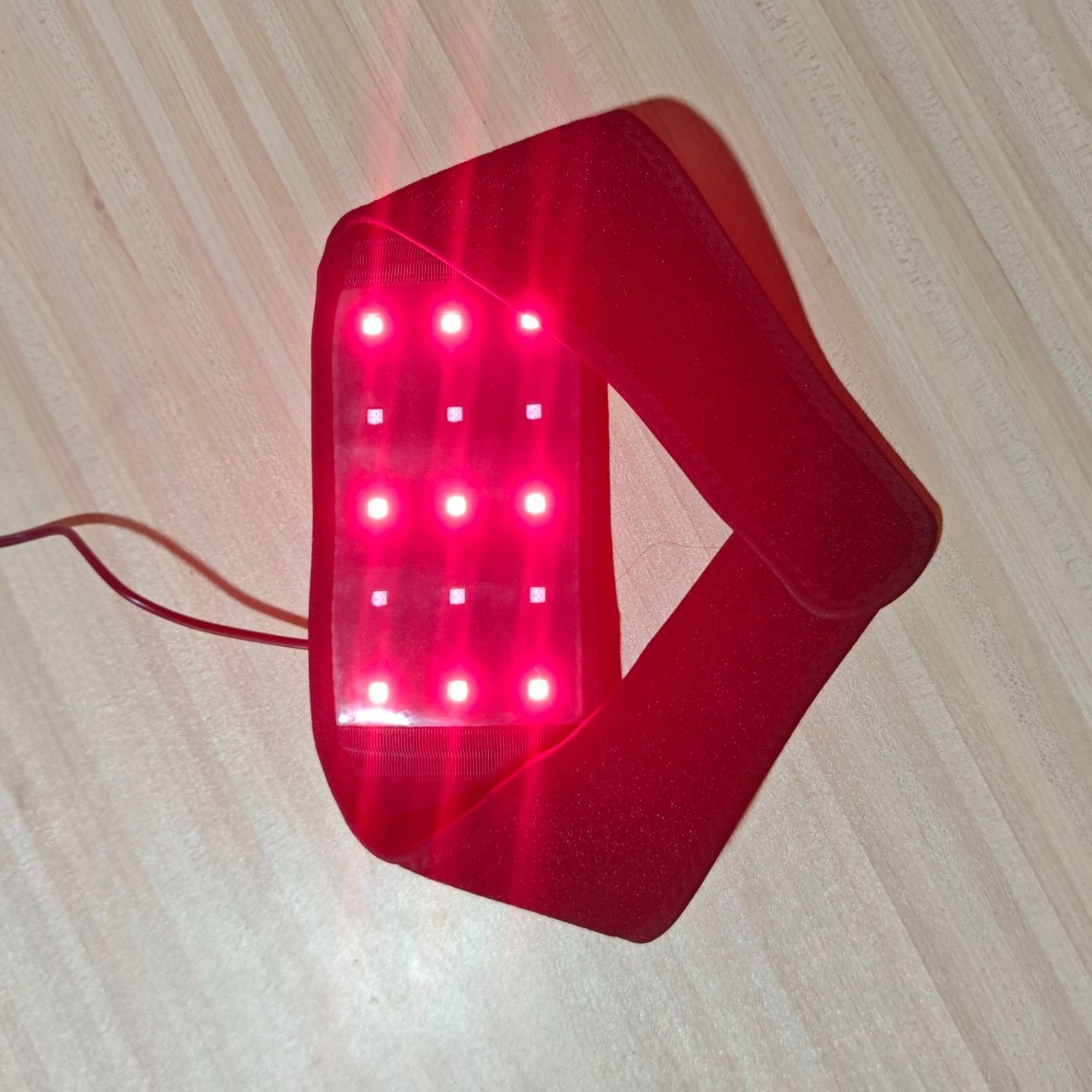 

Носимое устройство для светотерапии NIR для облегчения боли в шейном відділе позвоночника и плечах и омоложения