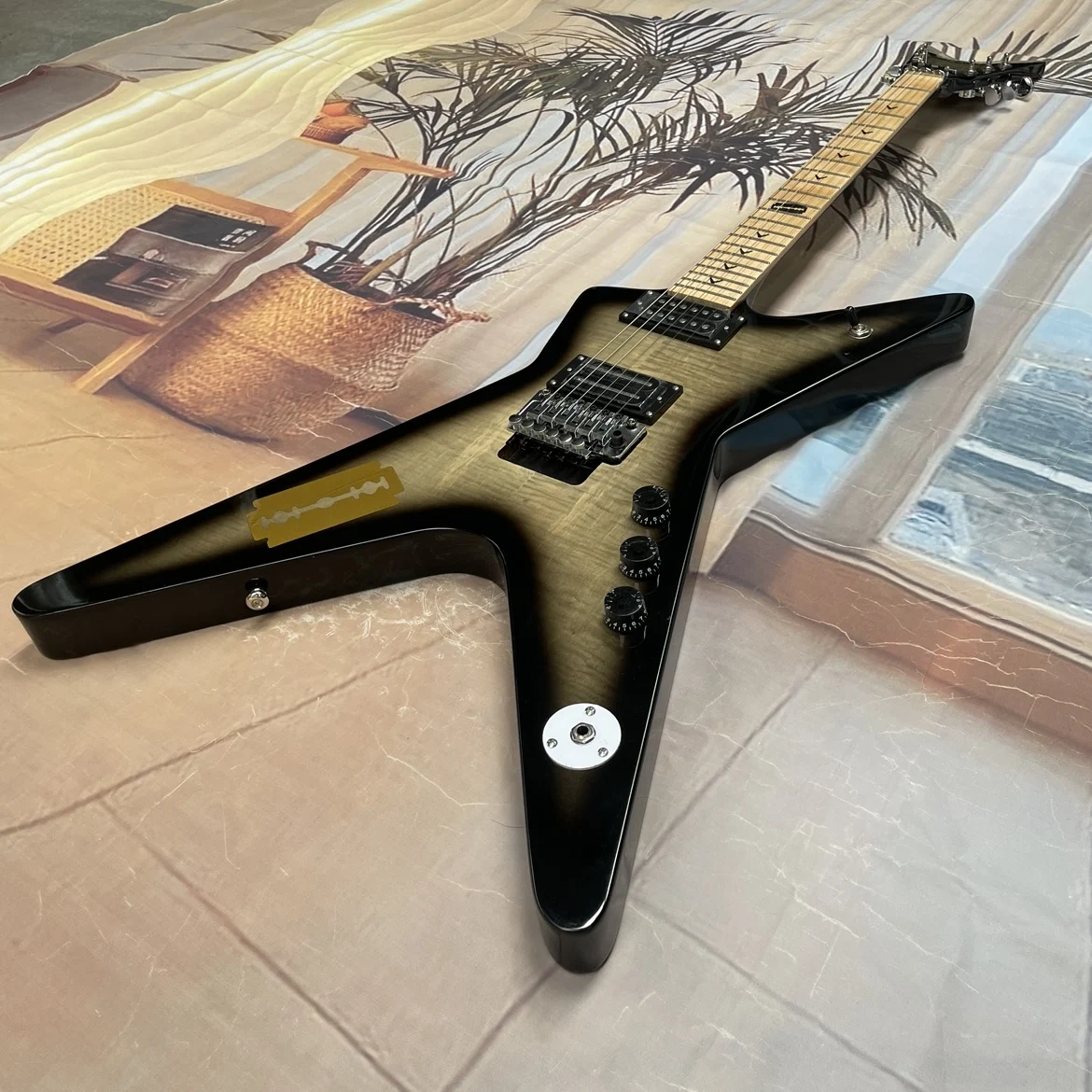 6-string electric guitar,tiger maple veneer,tremolo system, maple fingerboard guitars—professional performance electric guitarra view 3