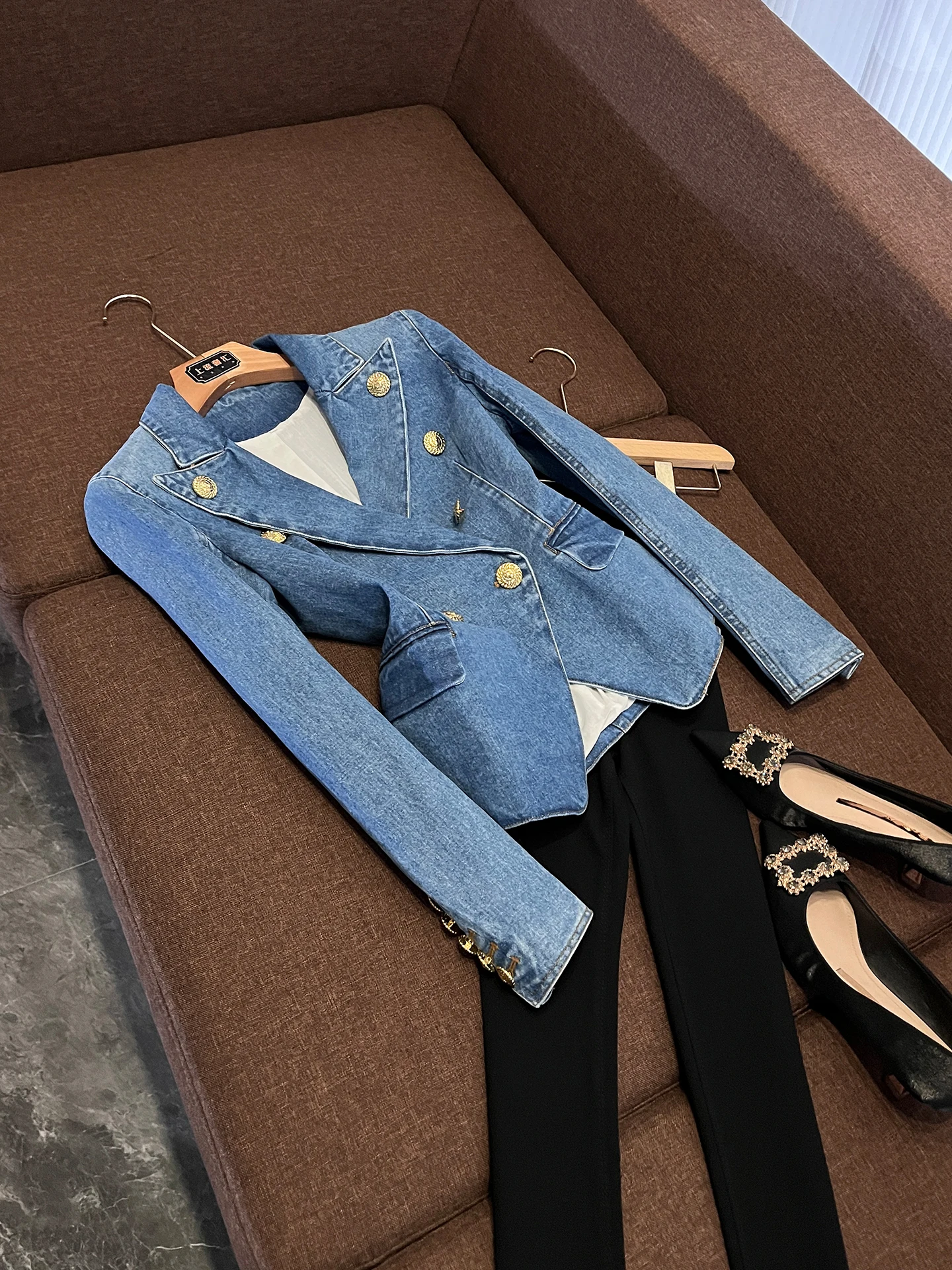 

Новый джинсовый костюм-двойка 2026: приталенный пиджак на двух пуговицах и юбка-полусолнце A22527ZB. Женский, в стиле Commute.