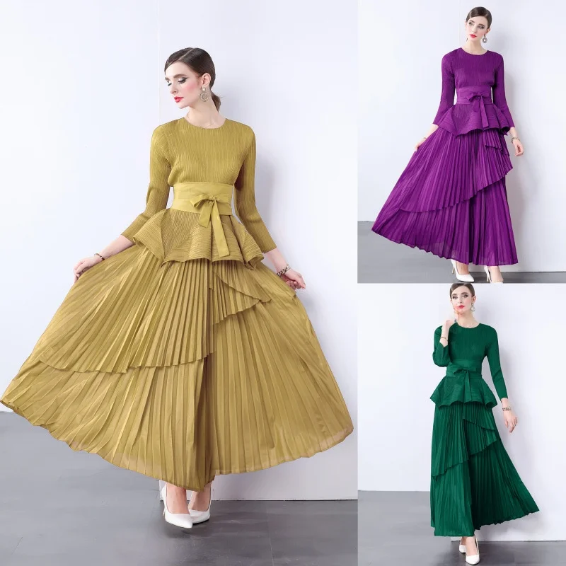 

Комплект: топ и длинная юбка-фонарь с асимметричными плиссированными вставками, из европейской полиэстеровой ткани, с длинными рукавами и круглым вырезом.