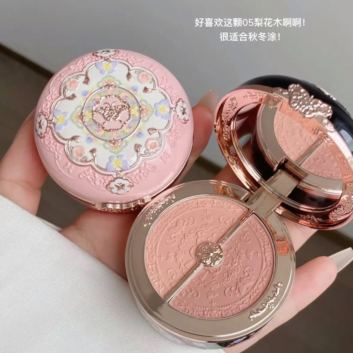 บลัชออน Flower Knows Butterfly Cloud Shoulder สองสี บลัชออนเนื้อแมทท์ ช่วยปรับผิวกระจ่างใส กล่องบลัชออนแบบนูนลาย แต่งหน้าให้ดูอ่อนเยาว์
