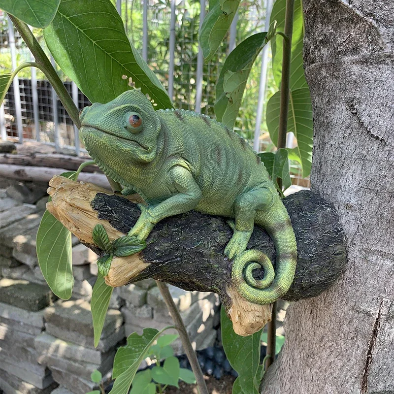 

Chameleon Tree Hugger Garden Statue Decoration for Indoor Outdoor Tree Decorations Lifelike Lizard Sculpture for Lawn Yard Patio