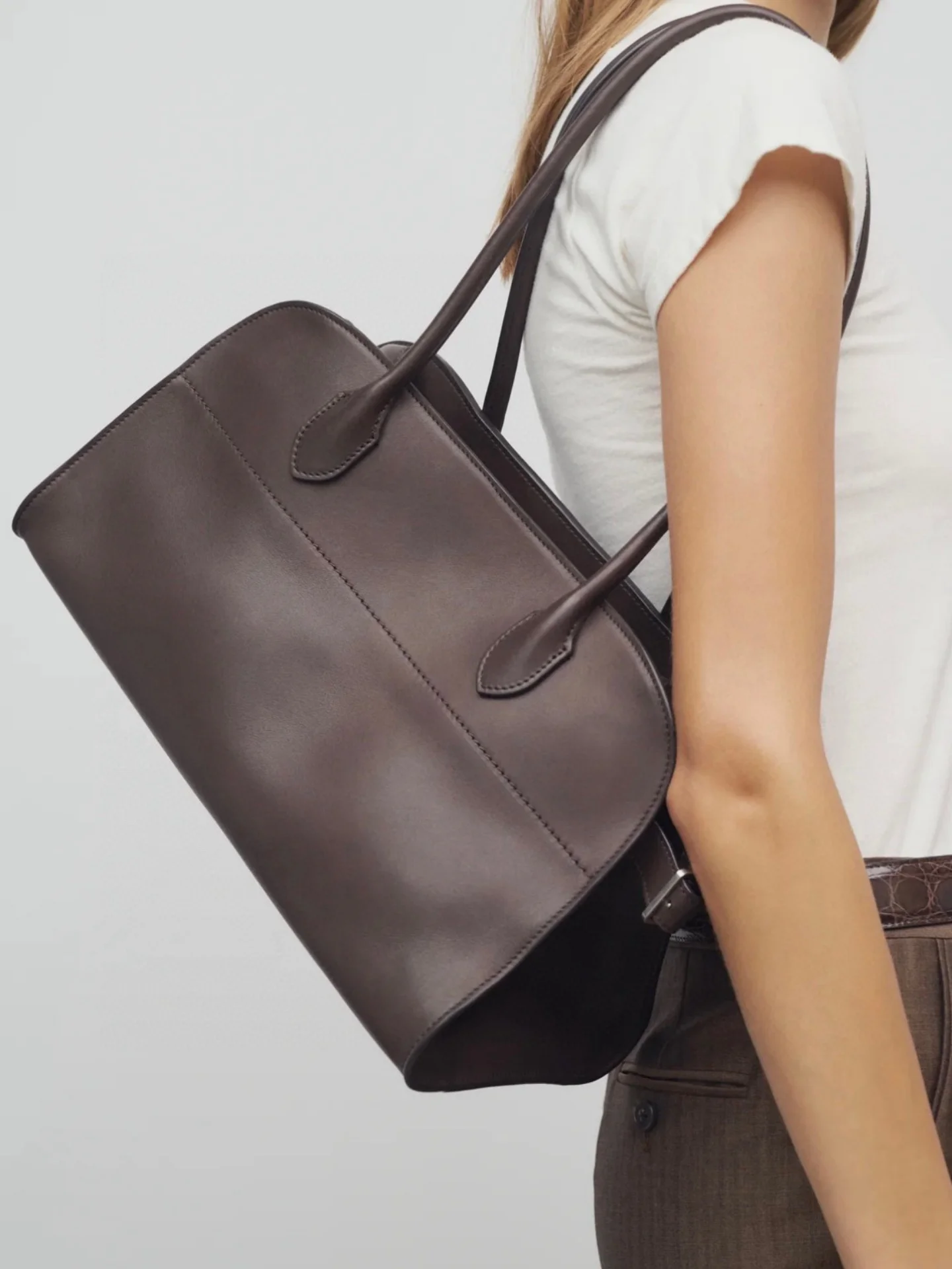 

Margaux EW Shoulder 12 Large Capacity Commuter Tote Bag Simple Design Handbag Soft Genuine Leather BusinessStyle High Quality