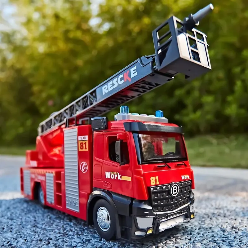 Brinquedo caminhão de bombeiros para menino, modelo de caminhão Metal DieCast Fire, brinquedo pulverizador de água, som e luz simulado, retrátil