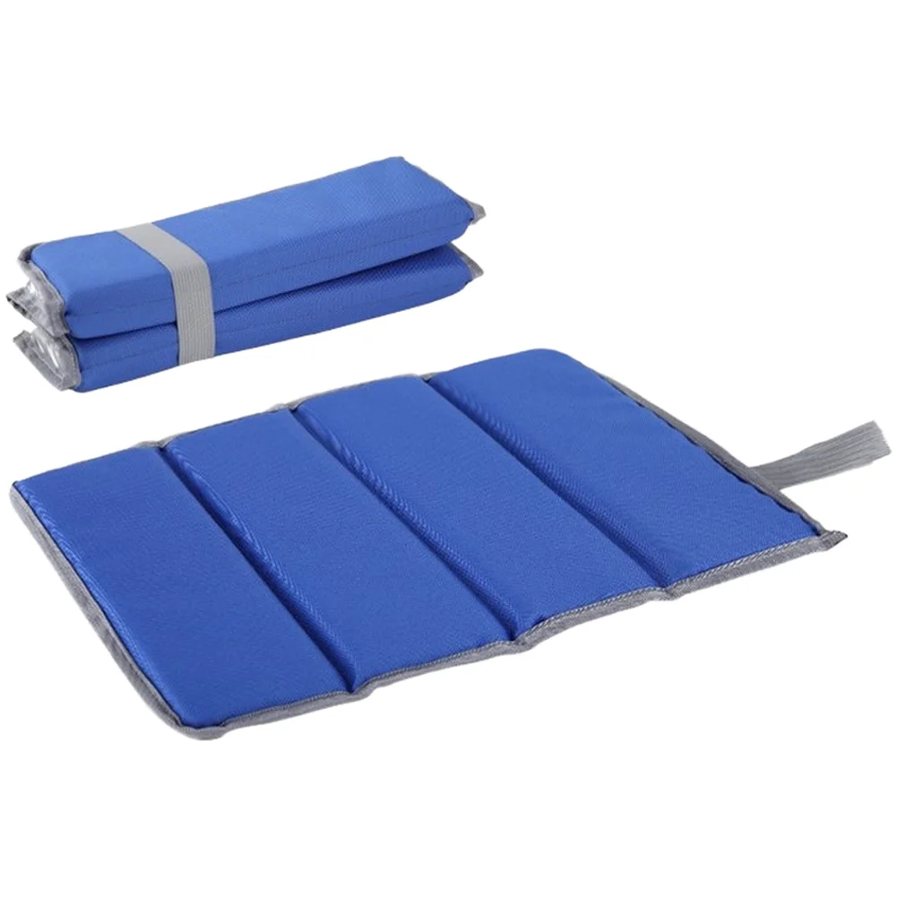 Waterproof Foldable Picnic Mat Made of Silver Coated Oxford Cloth Moisture Resistant Lightweight 35 x 28 x 1.5 cm