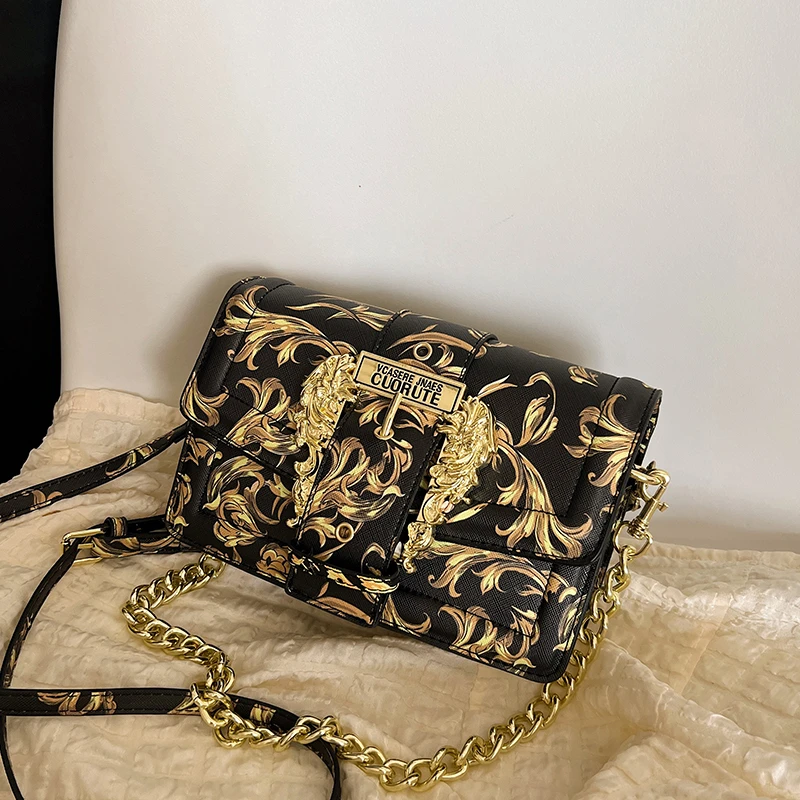 حقيبة كروس فاخرة مستوحاة من الطراز العتيق، لهجات معدنية مزخرفة وخياطة دقيقة مناسبة لمختلف المناسبات