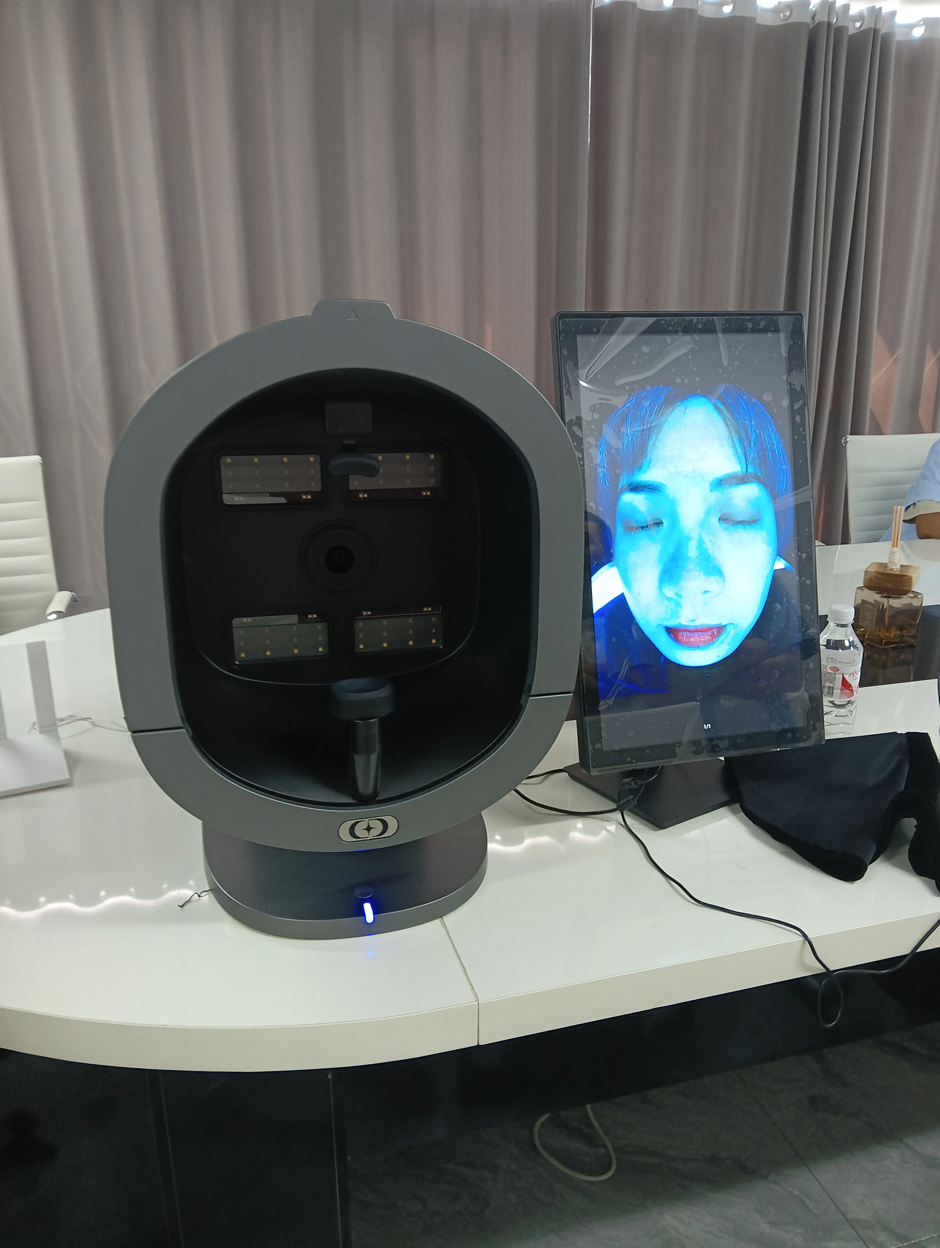 X5 Pro-AI Skin LmageAnalyzerScansione multi-spettro per tutto il corpo per apparecchiature di bellezza Analizzatore del cuoio capelluto multilingue 15,6 pollici 21,5 pollici
