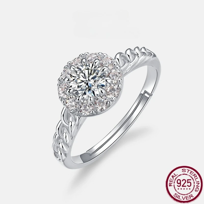 

The new 925 sterling silver surround is inlaid with Mo Sang stone, light luxury and versatile Fried Dough Twists wedding jewelry