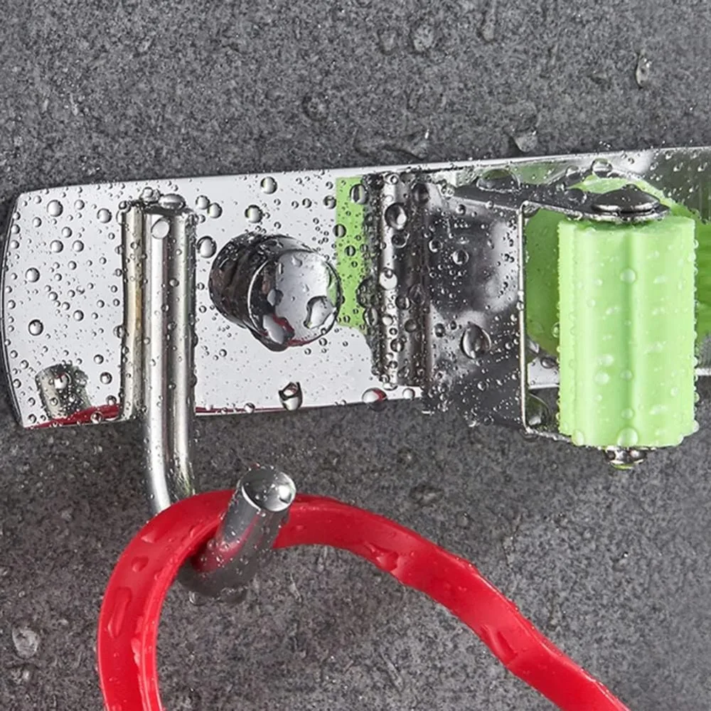 رف تخزين مكنسة وممسحة مثبت على الحائط مع تصميم إبزيم لأدوات التنظيف، مثالي للمطبخ والحديقة والجراج