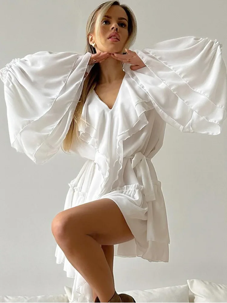 فستان أبيض أنيق وكشكش رقيق للنساء لصيف 2025 جديد بأكمام طويلة على شكل جرس ملابس خارجية لقضاء العطلات على الشاطئ
