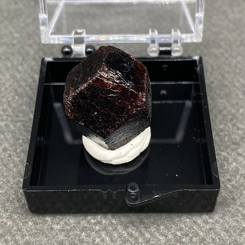 100%natural Popular,accessories,beads octahedralgarnet,raw stone,mineral specimen,crystal gemstone collectionBox size:35*35*35mm