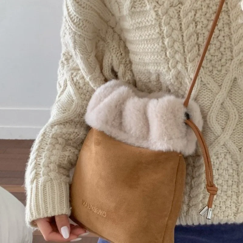 

Осенняя новая женская корейская версия 2025 года, зимняя плюшевая карманная сумка для телефона с ягненком, женский кошелек для монет