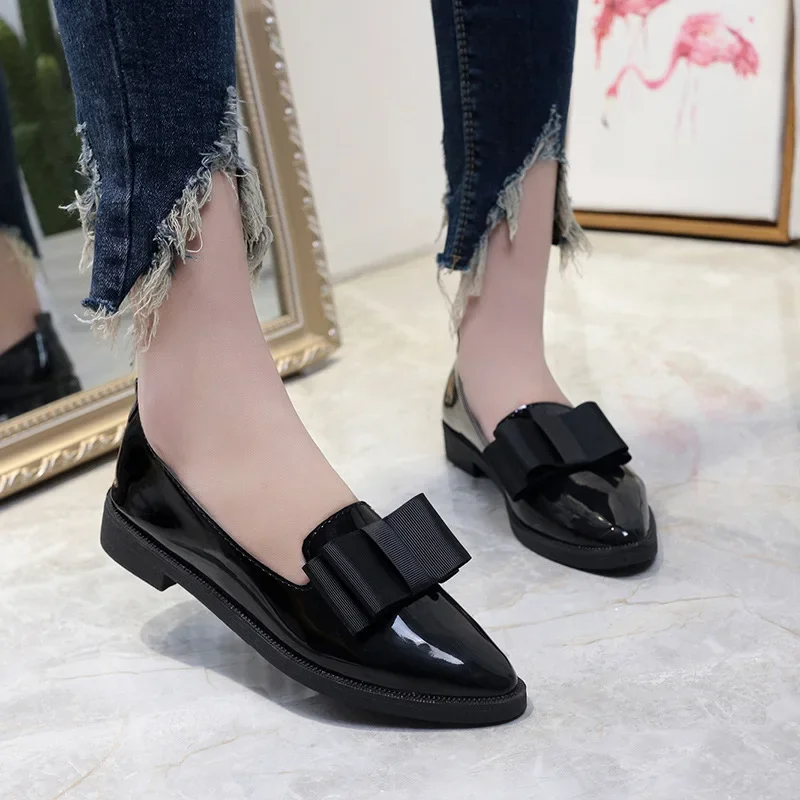 

2023 New Women's Loafers Bow Decor Pointed Toe Flat Shoes for Women Patent Leather Shallow Mouth Commuter Daily Casual Shoes
