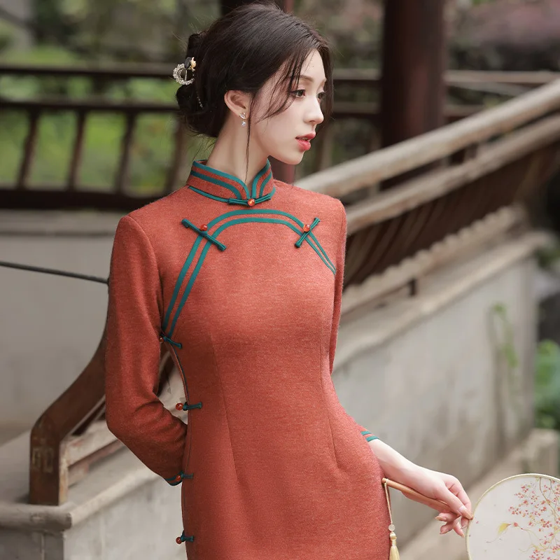 Qipao chino con botones hechos a mano para mujer, manga de siete puntos, cuello mandarín, Cheongsam elegante, vestido diario de otoño