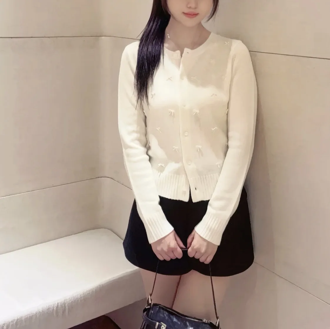 Damski kardigan z długim rękawem na jesień i zimę 2025, dziergany, ozdobiony kokardą i perłami, top damski.