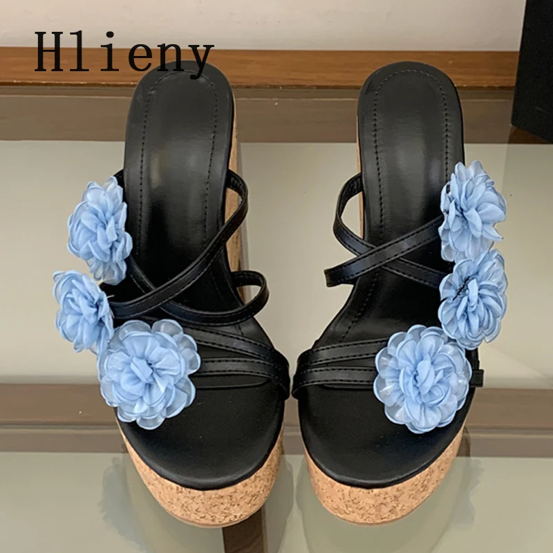 

Женские модные сандалии Hlieny Street Style на танкетке с узким ремешком, открытым носком и цветочным декором, на высоком каблуке, сексуальные женские туфли