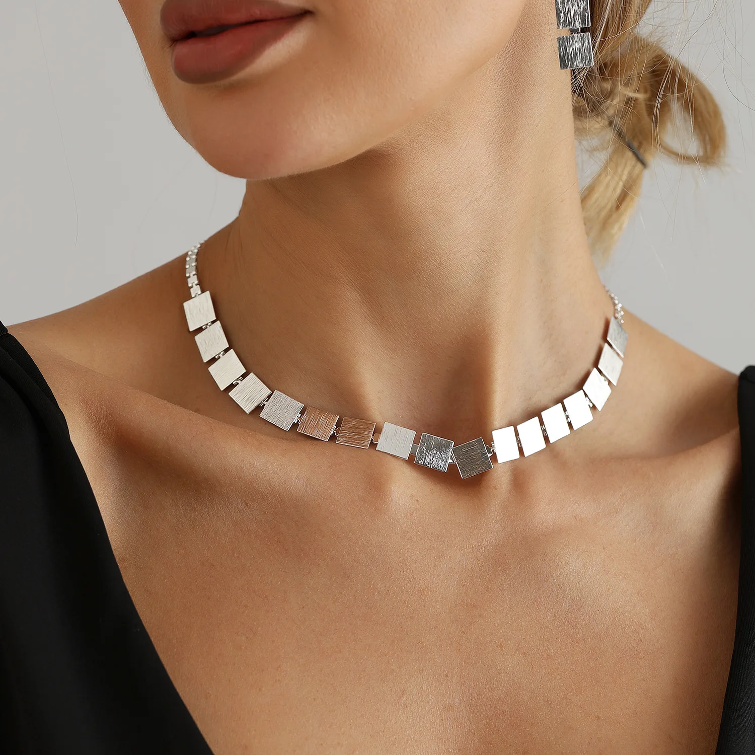 Geometric square metal sheet brushed necklace with retro texture, personalized and versatile commuting accessories