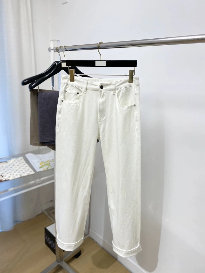 

Italian Style Men's Casual Straight Leg Jeans Embroidered Badge Fashion Business Leisure Washed Denim mid Waist Zipper Fly