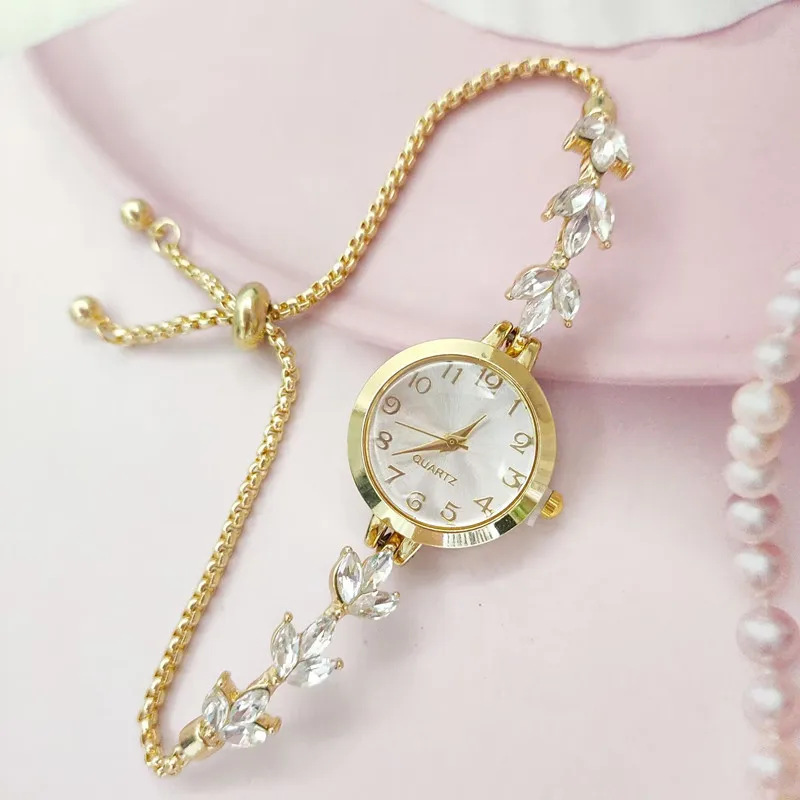 New Fashion Heart-shaped Ribbon-Strap Diamond-Studded Flower Watch for Women with Adjustable Bracelet