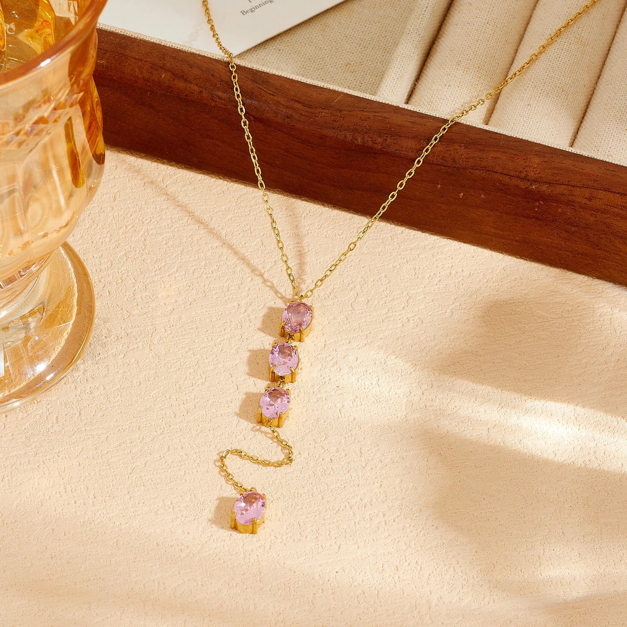 Edelstahl-Halskette mit rosa, runden Zirkonia-Steinen in Y-Form, eleganter, schlichter Stil, Damenschmuck, modisches, retro-inspiriertes französisches Design.