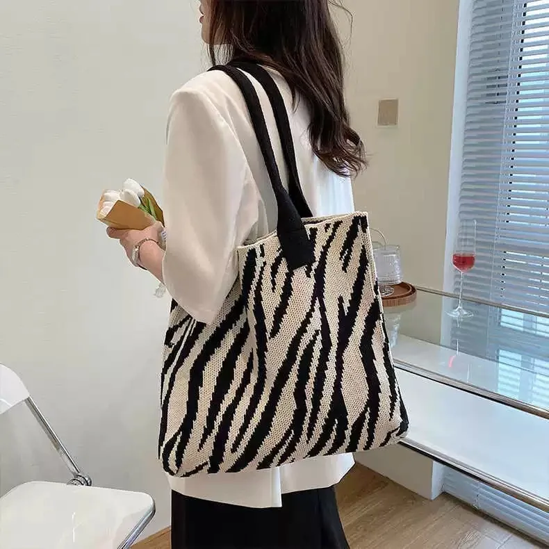 

2026 New Ins Sle Zebra Pattern Knitted Tote Bag Women Large Capaci Casual oulder Bag Faionable Woven Handbag