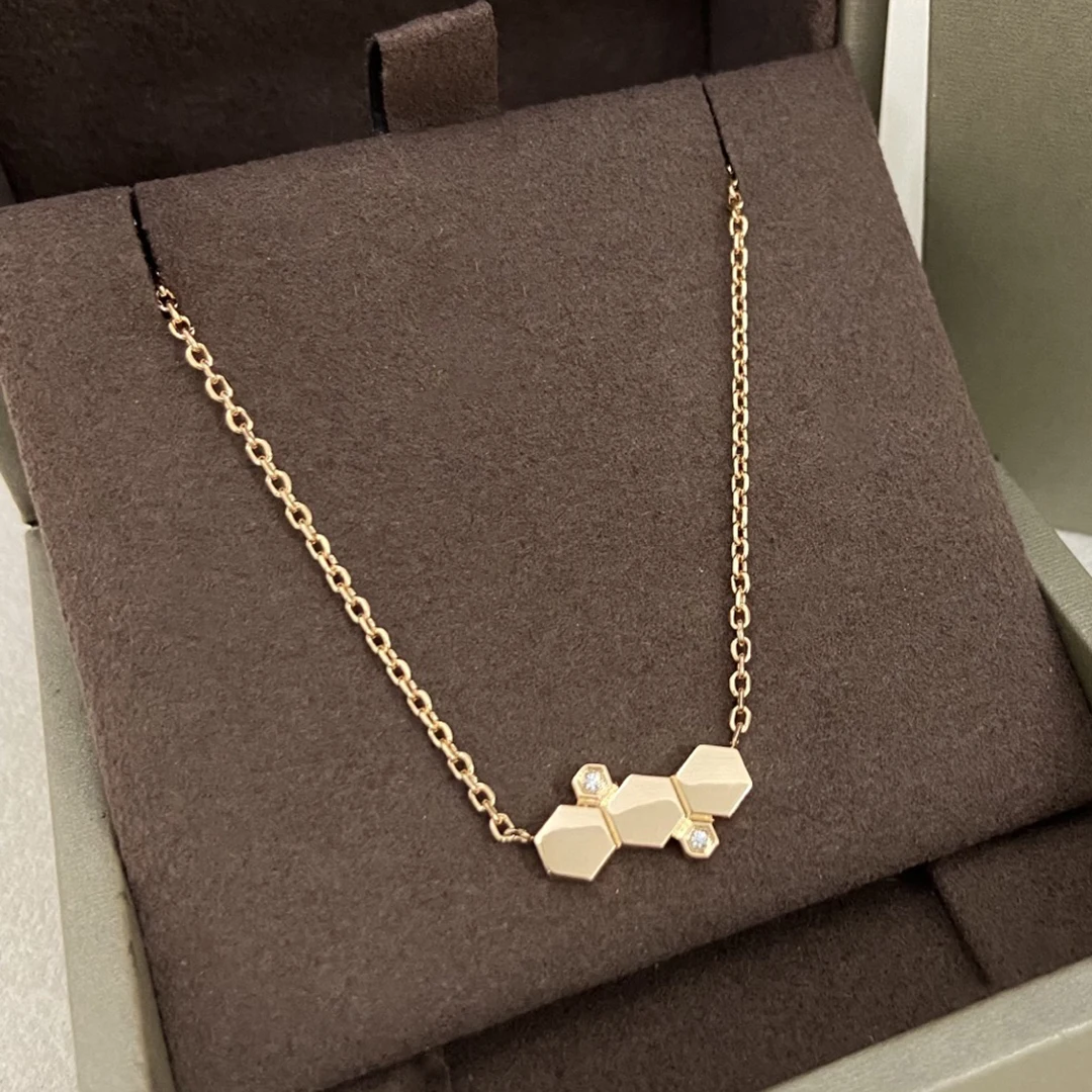 S925 Sterling Silber Diamantbesetzte Unregelmäßige Waben-Damenkette CNC-beschichtet 18K Bee My Love Halskette – Detail 3