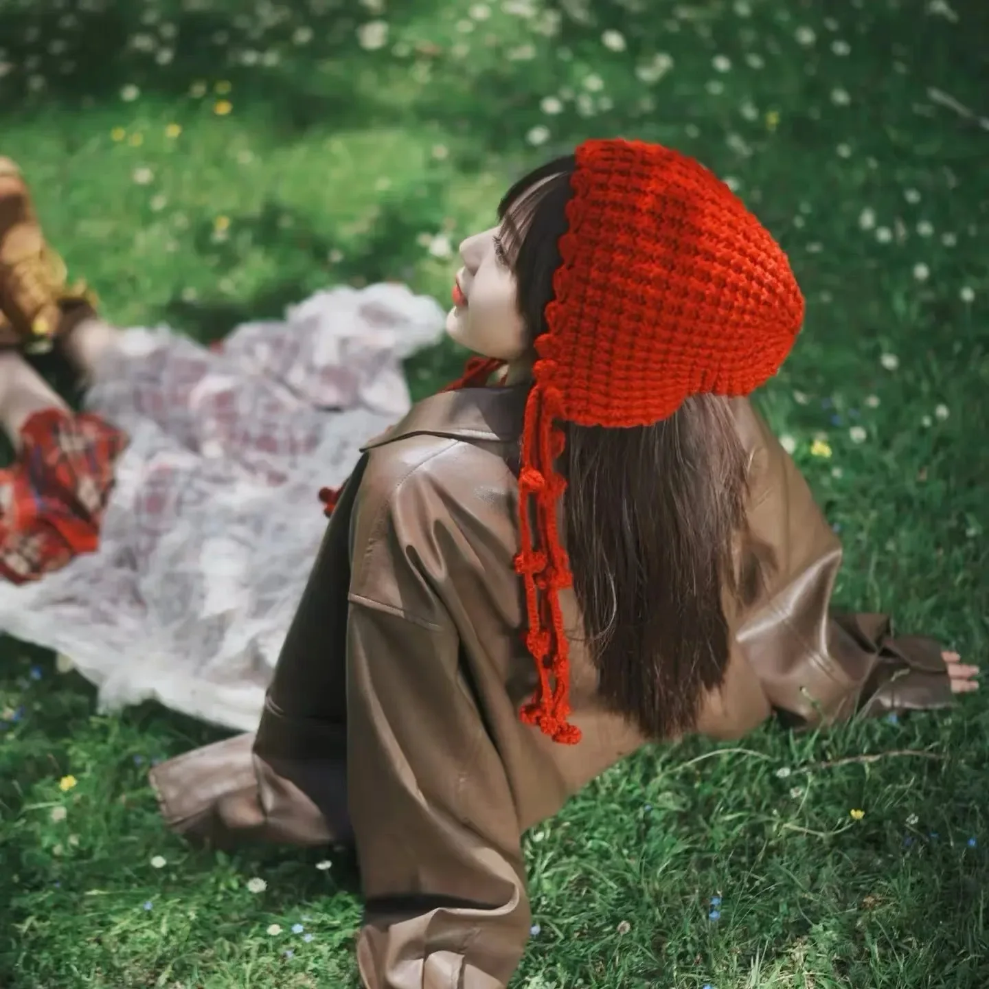 2025 المرأة الجديدة اليدوية شرابة الكرة الأحمر محبوك قبعة صوفية قبعة باوتو الدافئة الشتاء سدادات حماية الأذن حزام قبعة العصرية