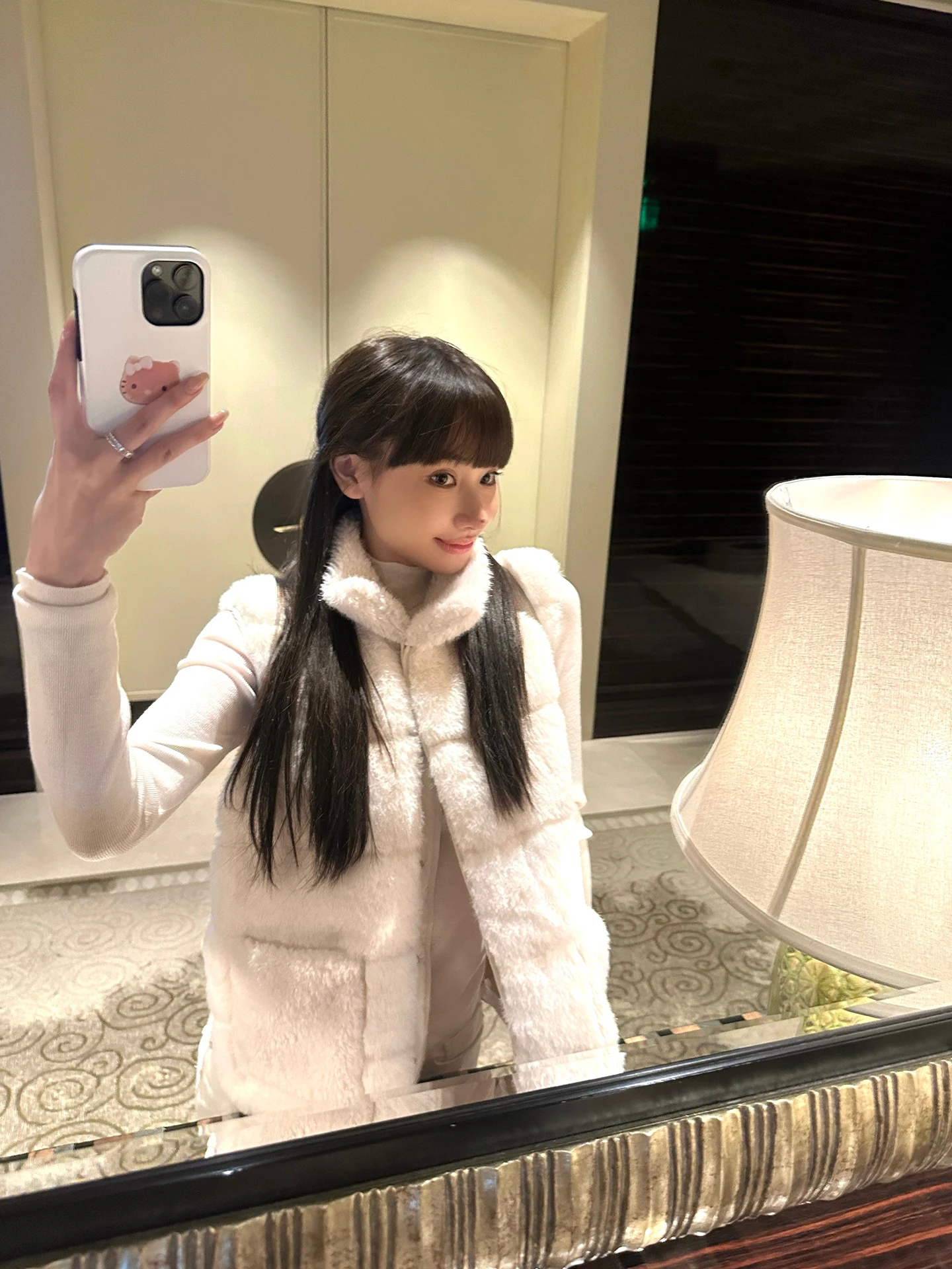 

Женский белый жилет из искусственного меха Nosemade: универсальная пушистая верхняя одежда для многослойных образов, осень-зима, элегантный приталенный крой