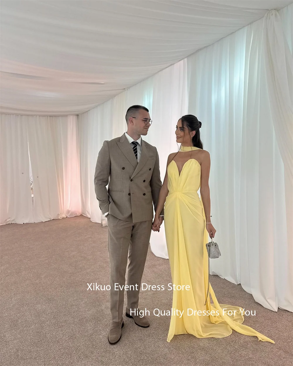 فساتين سهرة شيفون جميلة من Xikuo أصفر عميق على شكل حرف V طول الأرض فستان رسمي 2025 فستان حفلات تبادل لاطلاق النار للنساء حسب الطلب