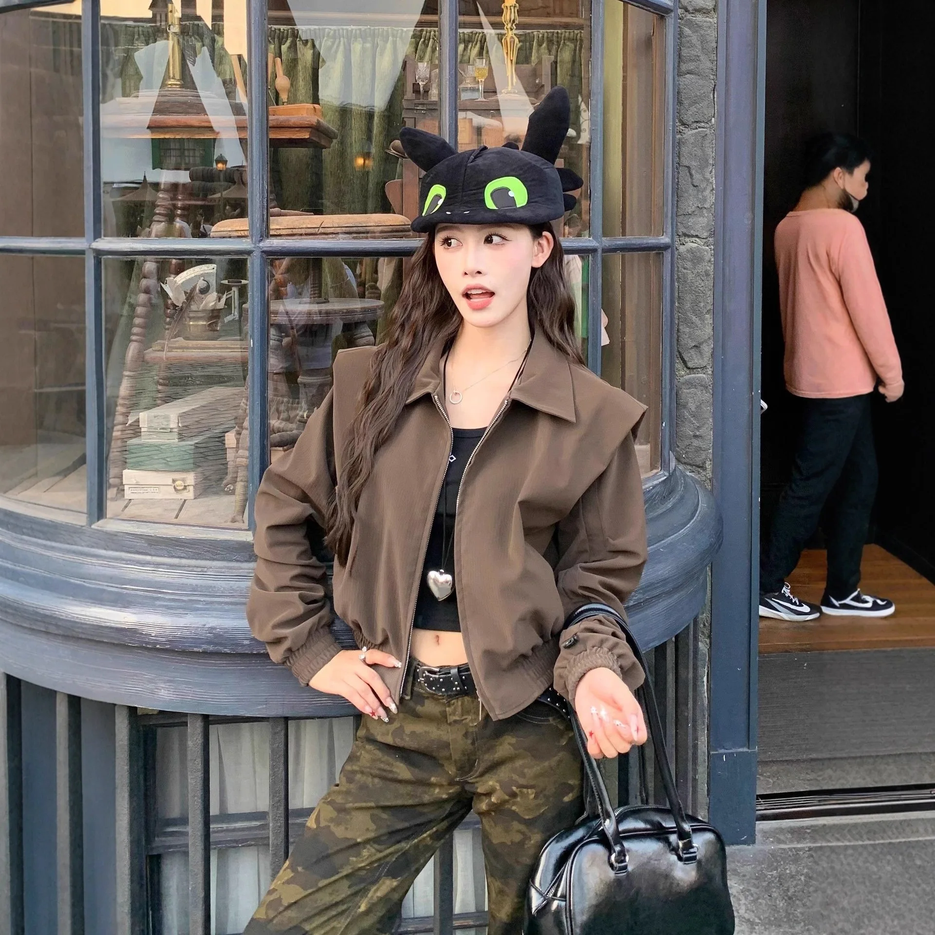 سترة قصيرة مبطنة باللون البني الداكن وياقة مقلوبة للنساء لخريف 2025 سترة بيسبول جديدة للنساء #2