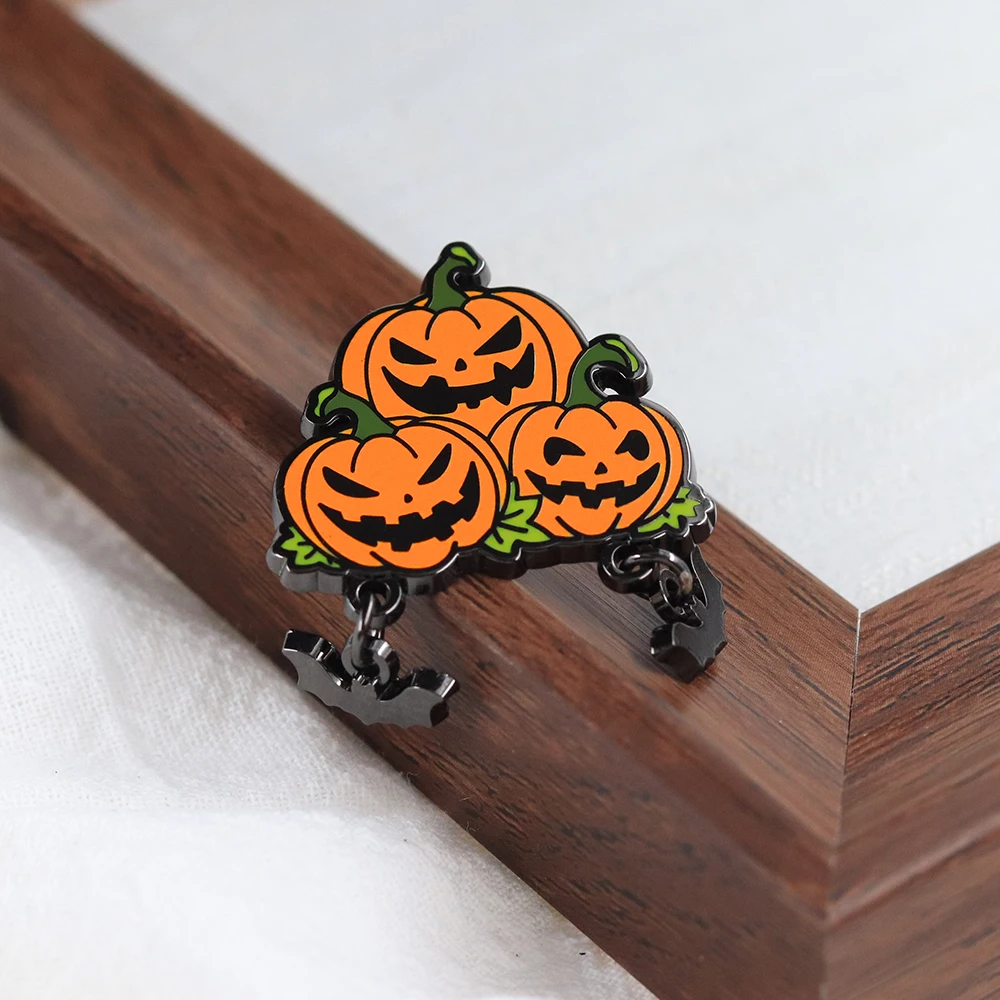 Halloween-Kürbisbrosche mit Fledermaus-Anhänger, Horror-Requisiten, Accessoires, Geschenke für Feiertagspartys – Detail 10