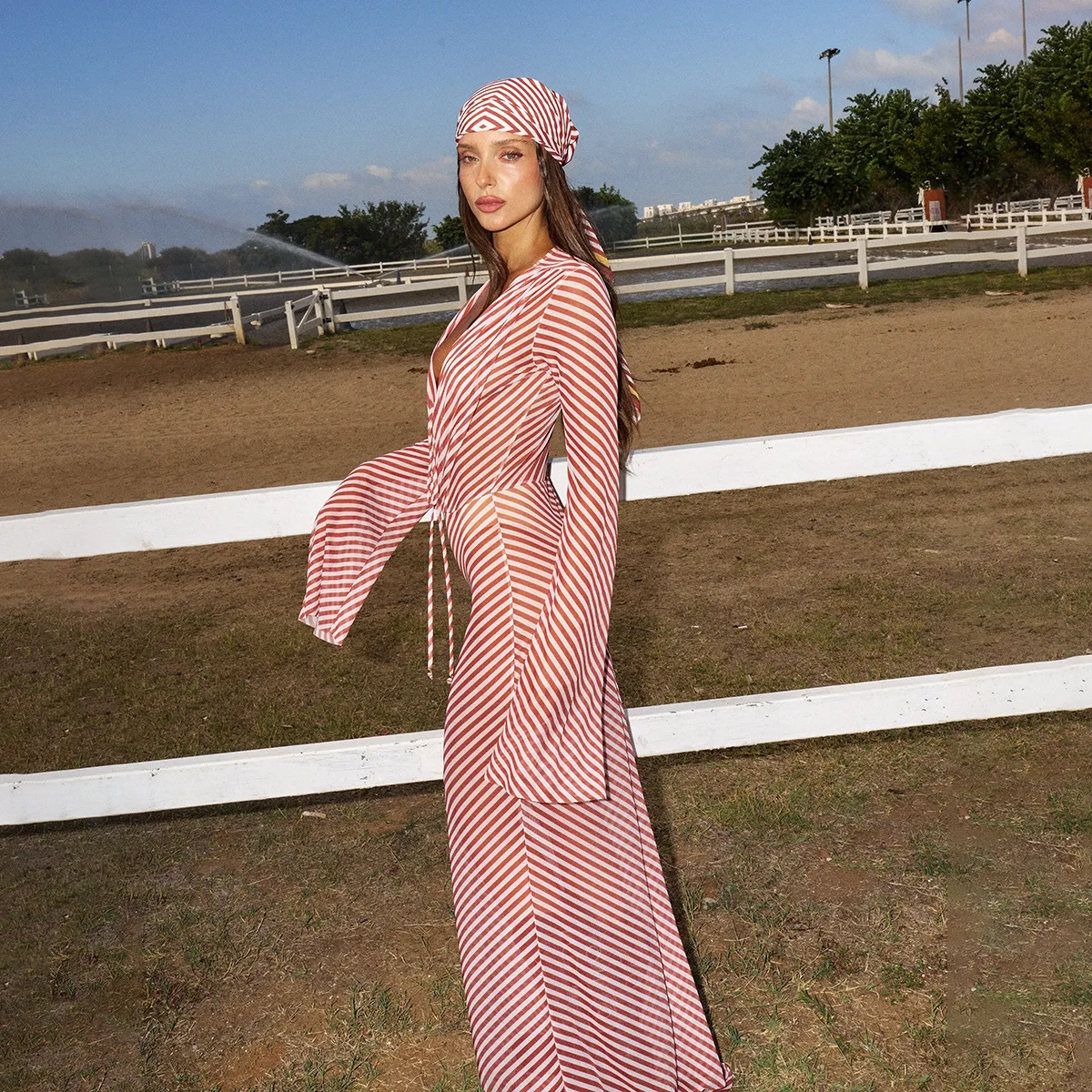 

Новое дизайнерское женское пляжное платье в полоску с длинными расклешенными рукавами, сетчатое, с глубоким V-образным вырезом, макси-платье, накидка для отпуска, сексуальный образ