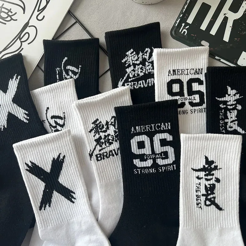 5 pairs of random style letter print men\'s mid-tube socks black and white trend style men\'s socks