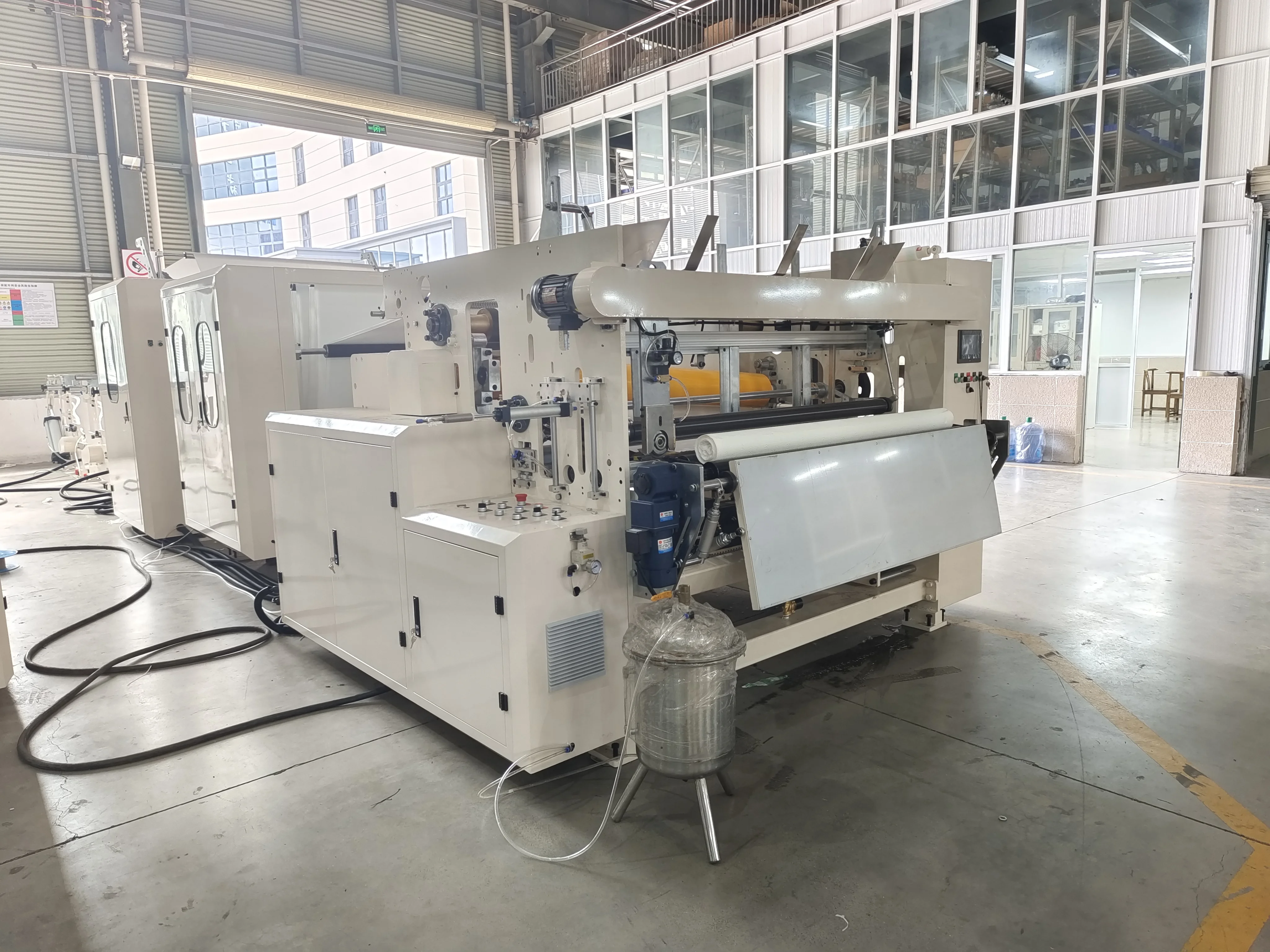 High Quality Automatic Glue Lamination Perforated Maxi Roll Toilet Tissue Paper Making Machine Motor Gearbox 380V 200-230m/min