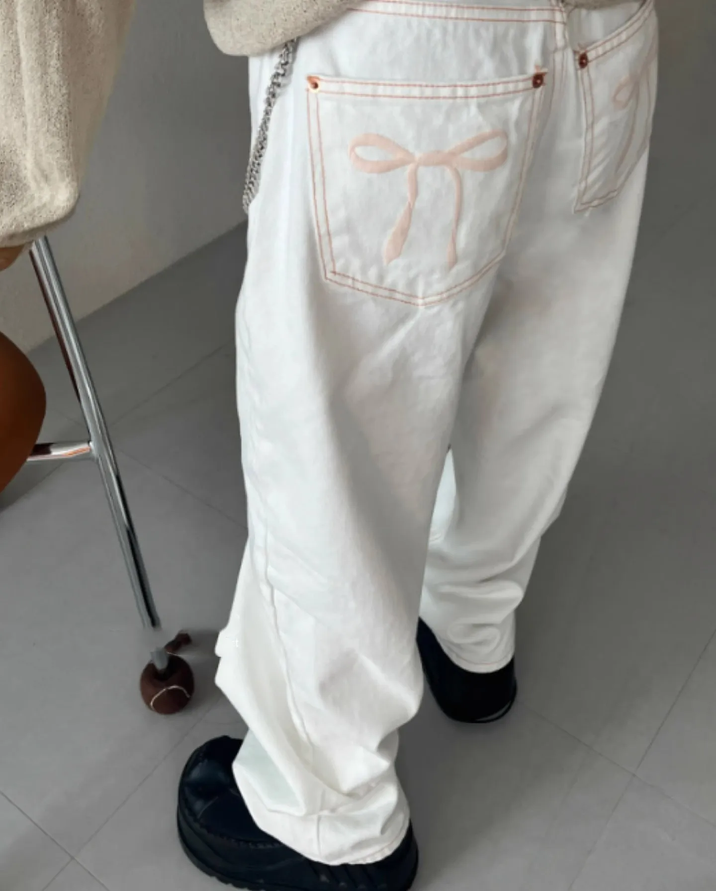 Calças Jeans Es de Cintura Alta com Pernas Retas e Bolsos Bordados em Forma de Borboleta Simples e Estilosas para Mulh...