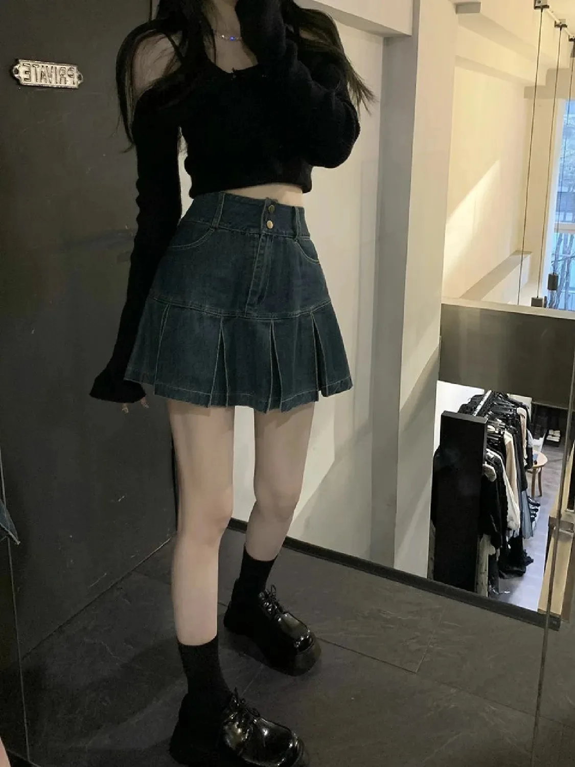 Damska spódnica jeansowa z wysokim stanem, nowa plisowana retro niebieska obcisła spódnica w kształcie litery A z falbanami i kopertowym dołem, podkreślająca biodra.