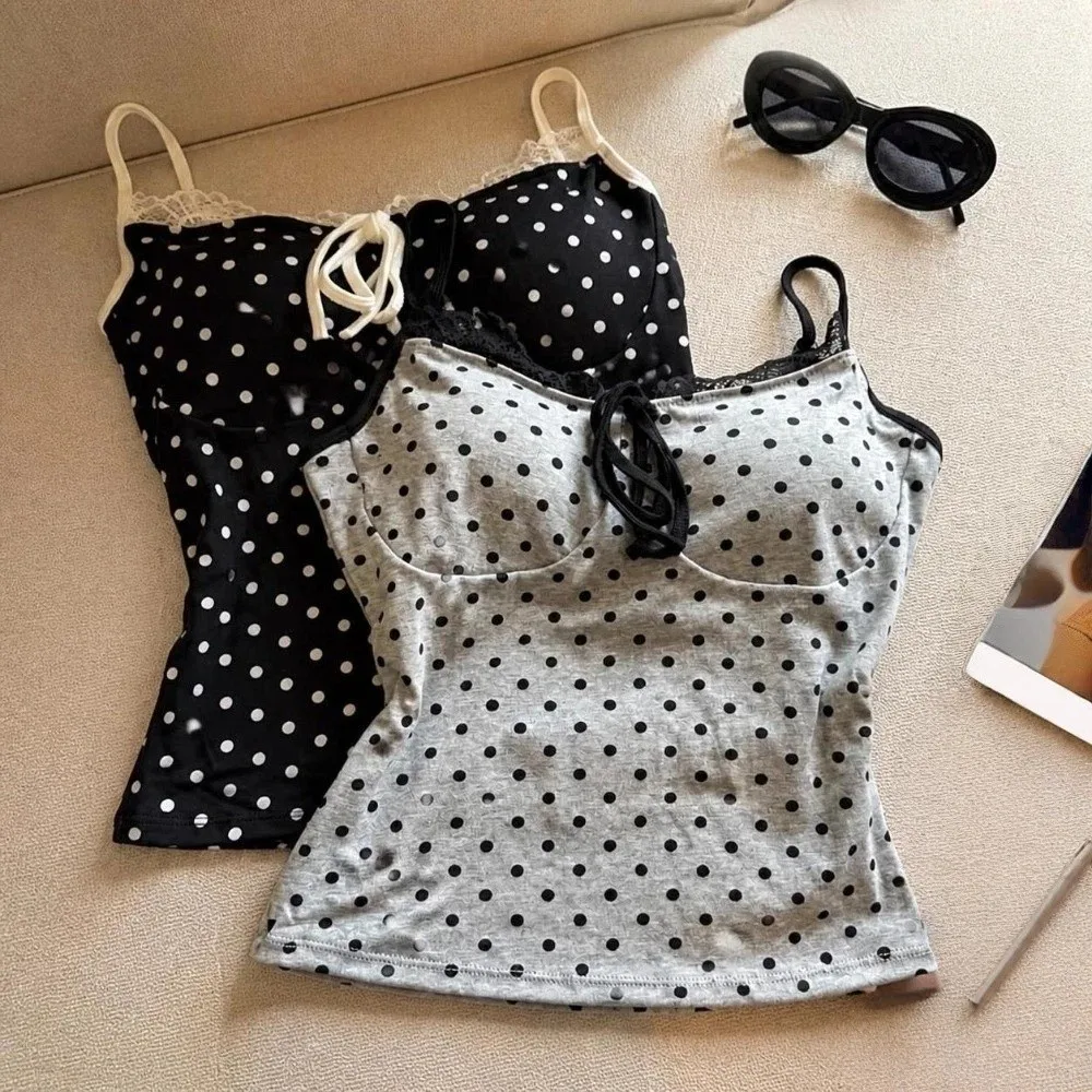 Stilvolles, schmal geschnittenes Polka-Dot-Cami-Top, dehnbares, ärmelloses Camisole mit Spitzenbesatz, atmungsaktives, gepolstertes Top mit Spaghettiträgern zum Überziehen. – Detail 2