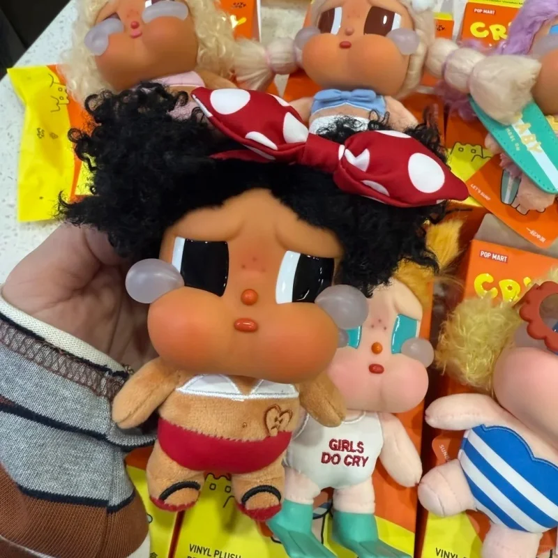 POP MART Crybaby Modalità vacanza su serie Scatola cieca per bambola in vinile Scatola misteriosa Ornamento carino Figura anime Giocattolo da tavolo Regali di compleanno