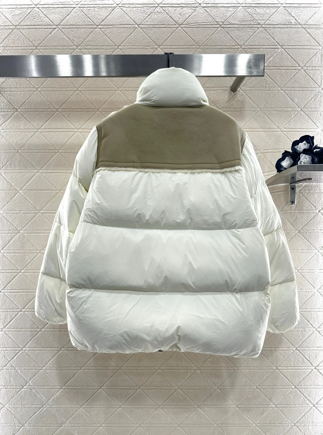 Zimowa, modna damska kurtka z nylonu, patchworkowa, prostokątna, z tłoczonym kołnierzem stójką, wypełniona białym puchem kaczym.