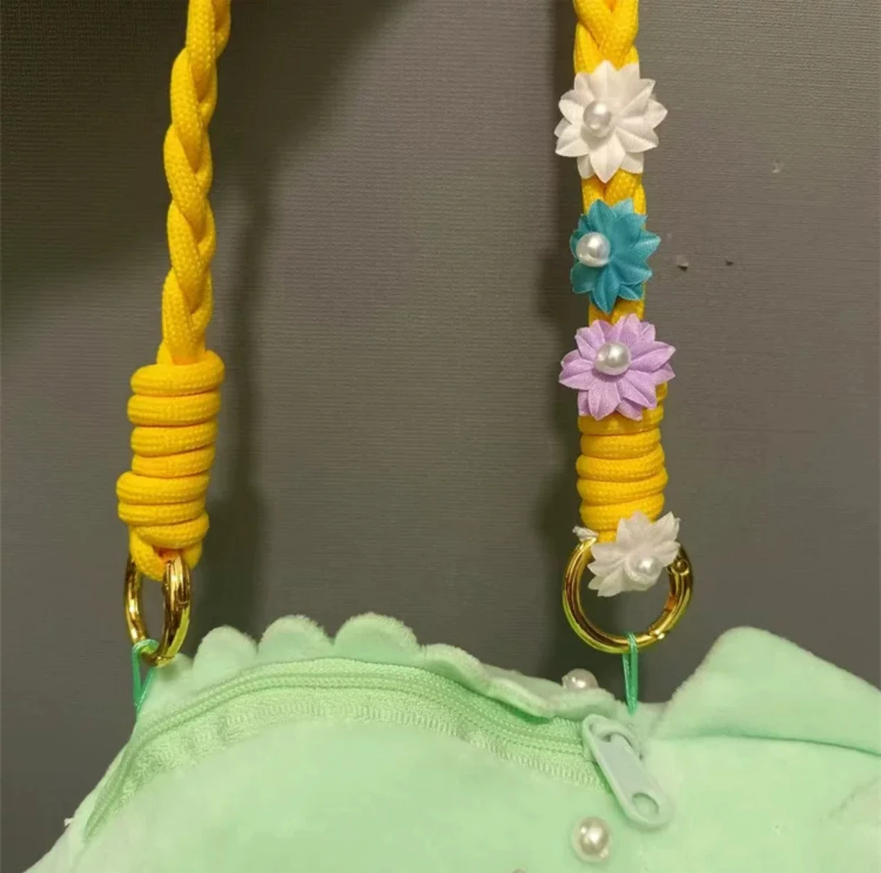Disney Pearl Pascal Rapunzel Camaleón muñeca bolso cruzado Cartera de felpa