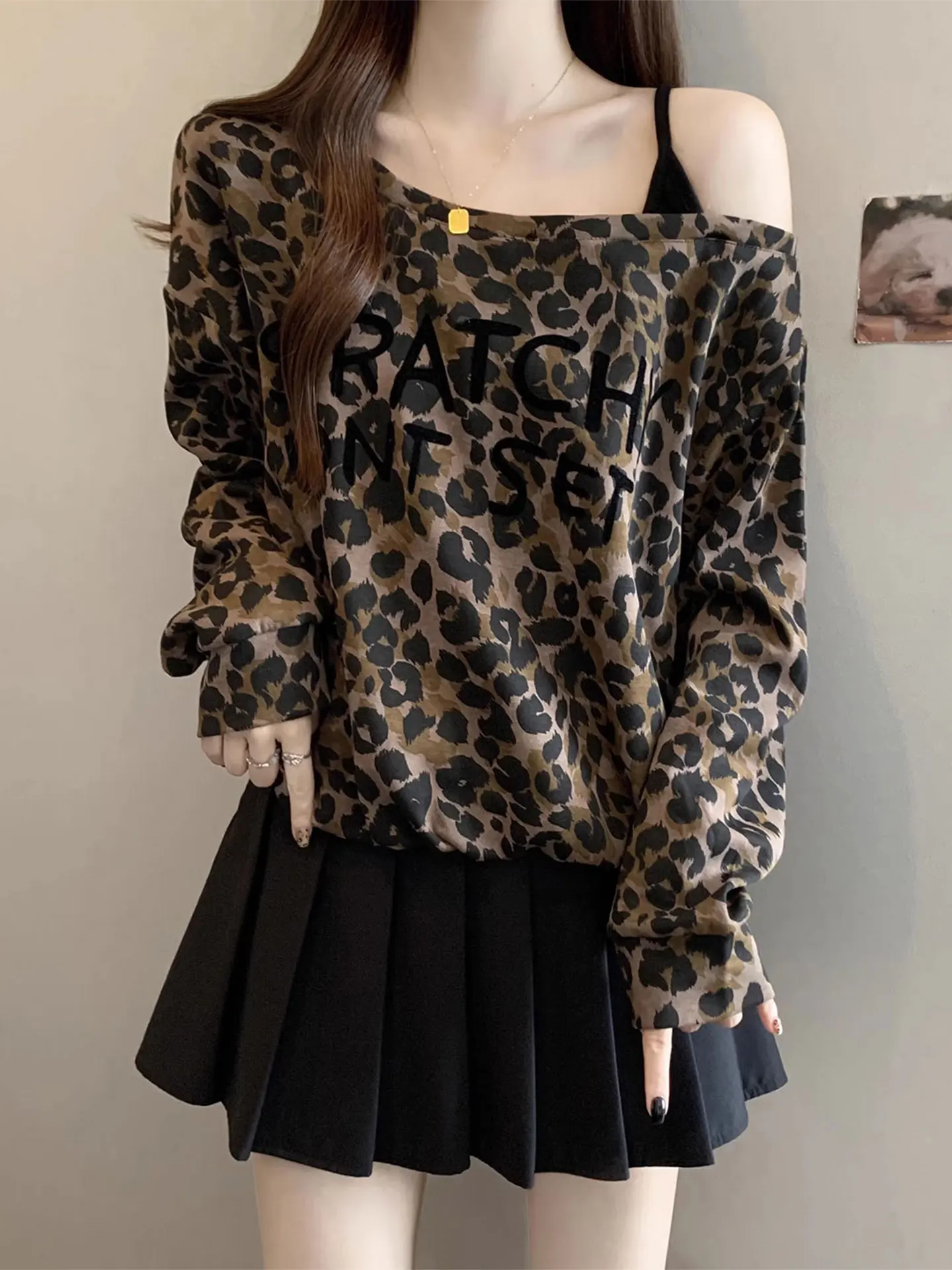 

Женская футболка с длинным рукавом и открытыми плечами, больших размеров, с леопардовым принтом, повседневный стиль, весенний модный дизайн